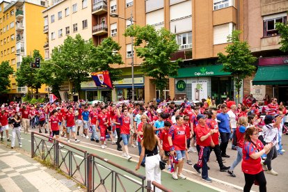 Miles de aficionados del Numancia con su equipo.