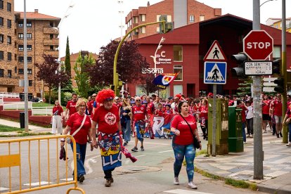 Miles de aficionados del Numancia con su equipo.