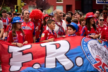 Miles de aficionados del Numancia con su equipo.