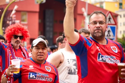 Miles de aficionados del Numancia con su equipo.