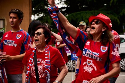 Miles de aficionados del Numancia con su equipo.