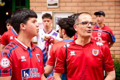 Miles de aficionados del Numancia con su equipo.