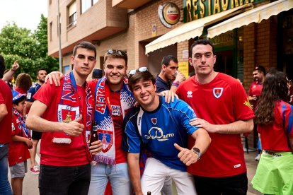 Miles de aficionados del Numancia con su equipo.
