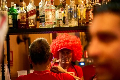 Miles de aficionados del Numancia con su equipo.