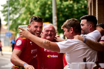 Miles de aficionados del Numancia con su equipo.