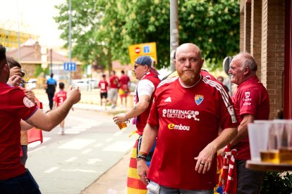 Miles de aficionados del Numancia con su equipo.