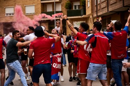 Miles de aficionados del Numancia con su equipo.