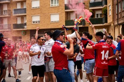 Miles de aficionados del Numancia con su equipo.