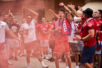 Miles de aficionados del Numancia con su equipo.