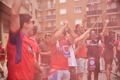 Miles de aficionados del Numancia con su equipo.