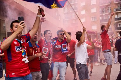 Miles de aficionados del Numancia con su equipo.
