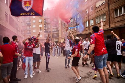 Miles de aficionados del Numancia con su equipo.