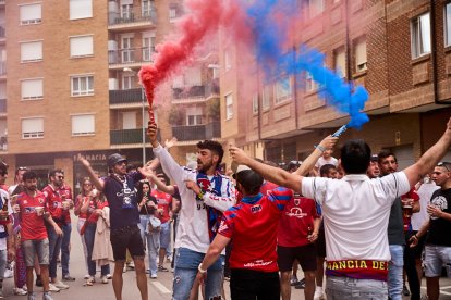 Miles de aficionados del Numancia con su equipo.