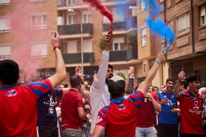 Miles de aficionados del Numancia con su equipo.