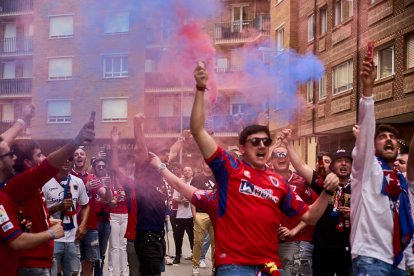 Miles de aficionados del Numancia con su equipo.