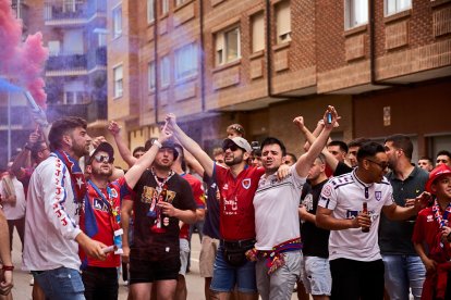 Miles de aficionados del Numancia con su equipo.