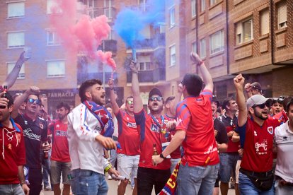 Miles de aficionados del Numancia con su equipo.