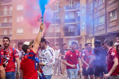 Miles de aficionados del Numancia con su equipo.