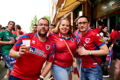 Miles de aficionados del Numancia con su equipo.