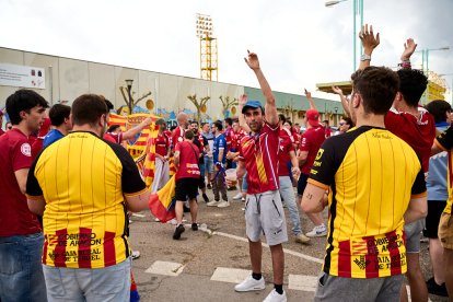 Miles de aficionados del Numancia con su equipo.