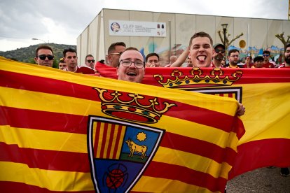 Miles de aficionados del Numancia con su equipo.