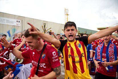 Miles de aficionados del Numancia con su equipo.