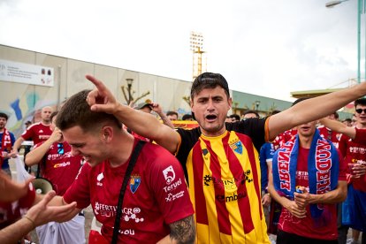 Miles de aficionados del Numancia con su equipo.