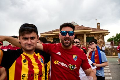 Miles de aficionados del Numancia con su equipo.