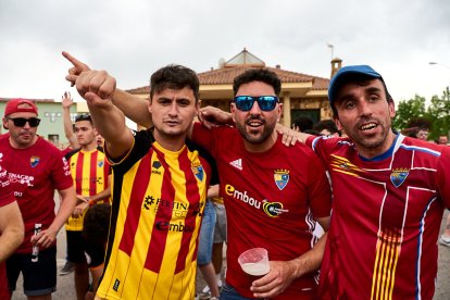 Miles de aficionados del Numancia con su equipo.