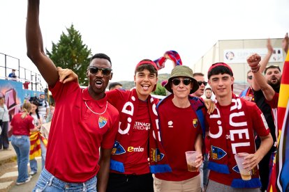 Miles de aficionados del Numancia con su equipo.