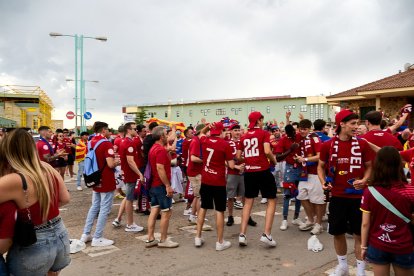 Miles de aficionados del Numancia con su equipo.