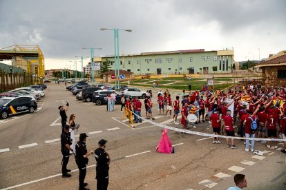 Miles de aficionados del Numancia con su equipo.