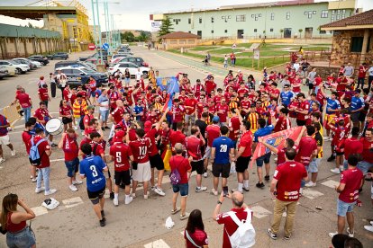 Miles de aficionados del Numancia con su equipo.