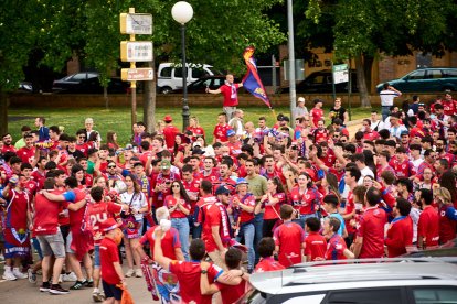 Miles de aficionados del Numancia con su equipo.
