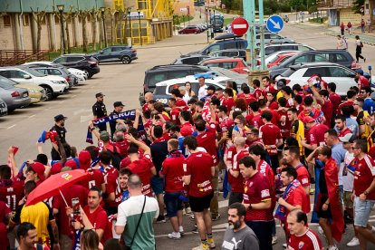 Miles de aficionados del Numancia con su equipo.