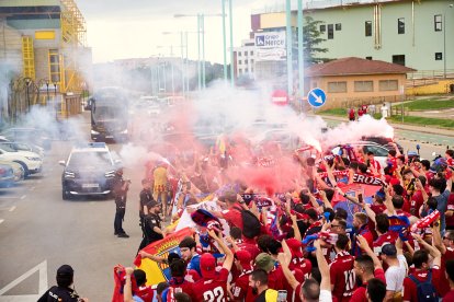 Miles de aficionados del Numancia con su equipo.