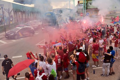 Miles de aficionados del Numancia con su equipo.