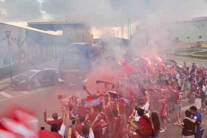 Miles de aficionados del Numancia con su equipo.