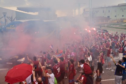 Miles de aficionados del Numancia con su equipo.