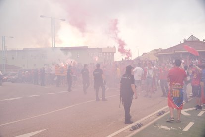 Miles de aficionados del Numancia con su equipo.