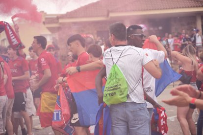 Miles de aficionados del Numancia con su equipo.