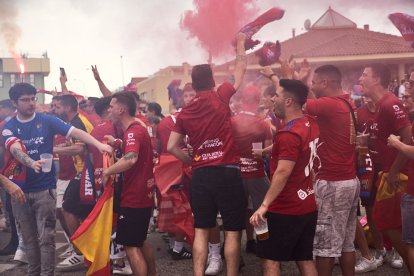 Miles de aficionados del Numancia con su equipo.