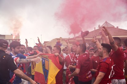 Miles de aficionados del Numancia con su equipo.