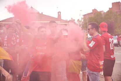 Miles de aficionados del Numancia con su equipo.