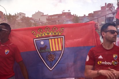 Miles de aficionados del Numancia con su equipo.