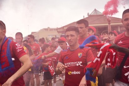 Miles de aficionados del Numancia con su equipo.