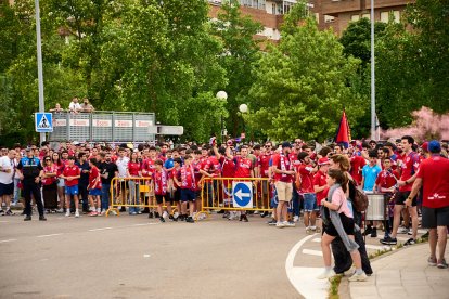 Miles de aficionados del Numancia con su equipo.