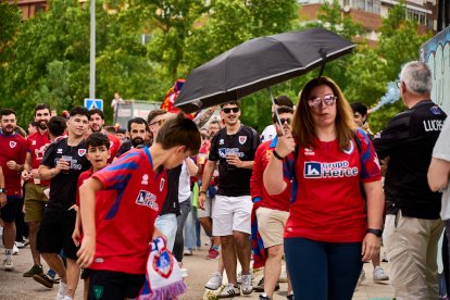 Miles de aficionados del Numancia con su equipo.