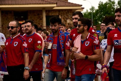 Miles de aficionados del Numancia con su equipo.