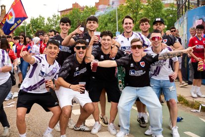 Miles de aficionados del Numancia con su equipo.